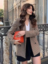 Blazer Feminino Alfaiataria Tweed com corte slim, lapelas clássicas e botões duplos, ideal para ambientes formais e casuais.